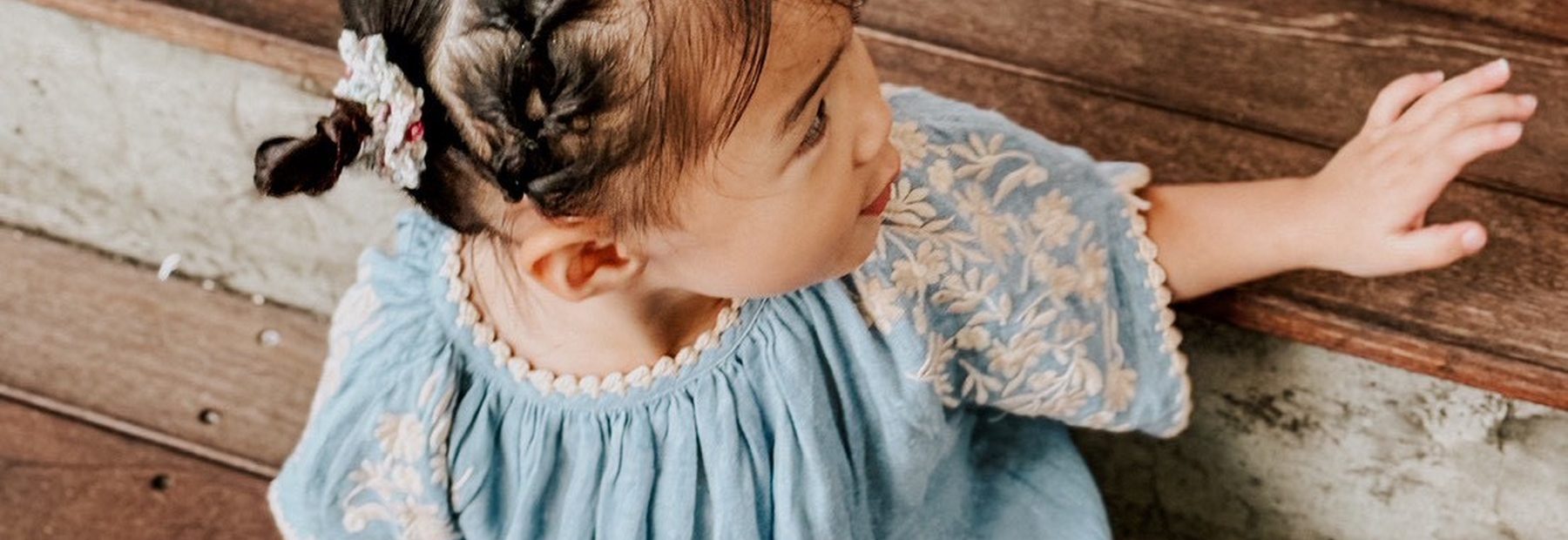 ハンドメイドアイテムを身につけた子どもたち