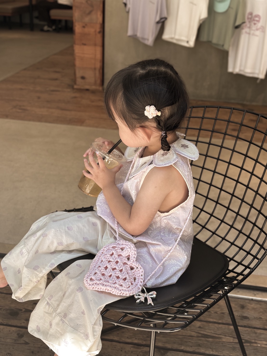 ハンドメイドアイテムを身につけて過ごす子ども
